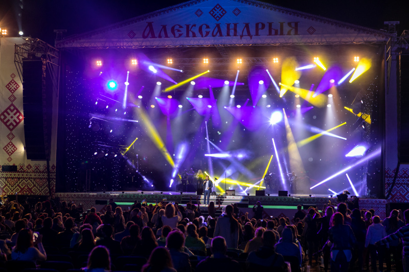 Везде любят: Олег Винник показал "молодых волчиц" в Беларуси (видео)